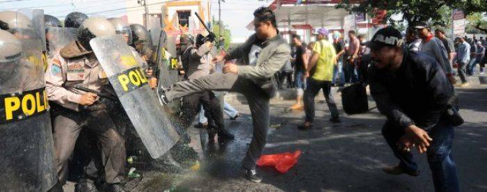 Demo Massa Prabowo Ricuh, Saling Tendang dengan Polisi di KPU Jatim Demo Massa Prabowo Ricuh, Saling Tendang dengan Polisi di KPU Jatim