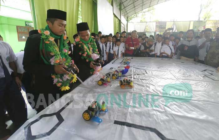 Dua Siswa MTsN 3 Tambakberas Juarai Lomba Robotik Internasional