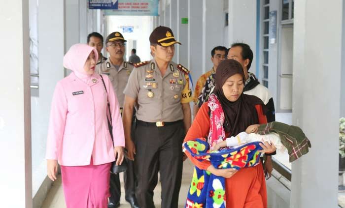 Iba, Kapolres Bojonegoro Bantu Pengobatan Bayi Penderita Hidrosefalus Iba, Kapolres Bojonegoro Bantu Pengobatan Bayi Penderita Hidrosefalus