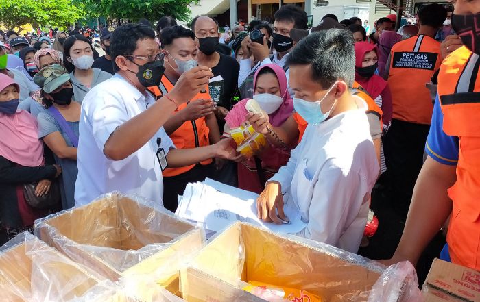 Warga Berebut Minyak Goreng Operasi Pasar di Kota Blitar