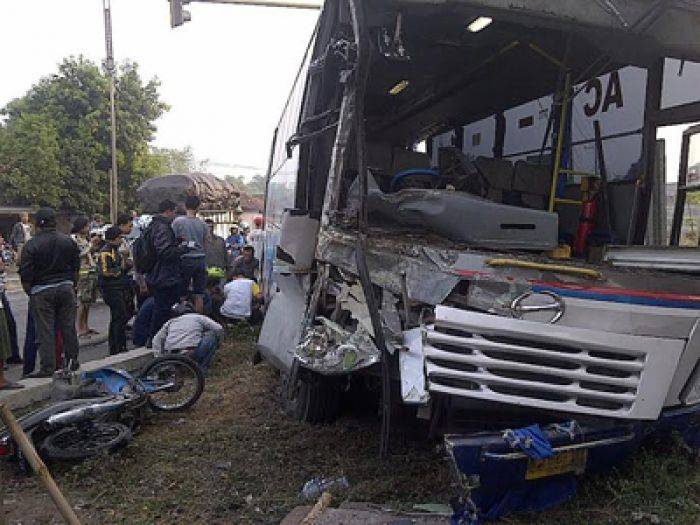 Dump Truck vs Dump Truck, Bus SR Gilas Pengemudi Motor 