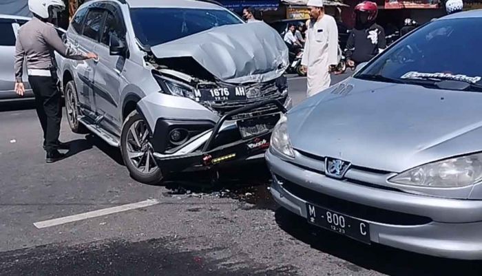 Mobil Tabrak Truk Muat LPG di Pamekasan Mobil Tabrak Truk Muat LPG di Pamekasan