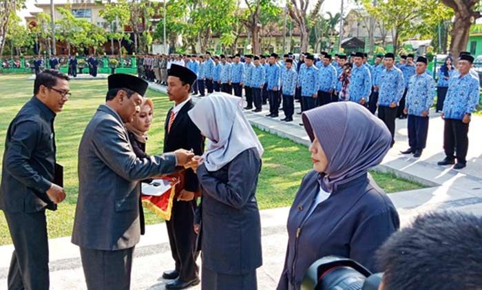 Momen Hardiknas, Pj Bupati Sampang Serahkan Satya Lencana Karya kepada 33 Guru