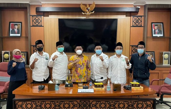 Terima Penghargaan dari Jurnalis Nahdliyin, Gus Yani Minta Para Santri untuk Berani Bercita-cita Terima Penghargaan dari Jurnalis Nahdliyin, Gus Yani Minta Para Santri untuk Berani Bercita-cita
