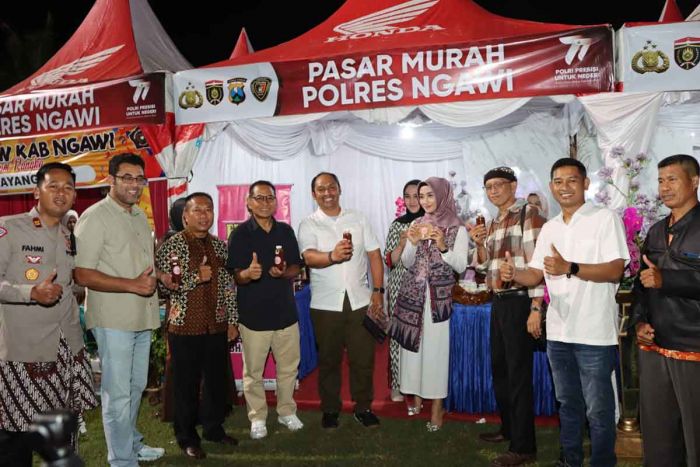 Peringati HUT ke-77 Bhayangkara dan Hari Jadi Ngawi ke-665, Polres Ngawi Gelar Pasar Murah Peringati HUT ke-77 Bhayangkara dan Hari Jadi Ngawi ke-665, Polres Ngawi Gelar Pasar Murah