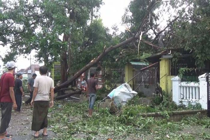 Puting Beliung Terjang Diwek, Puluhan Rumah Rusak