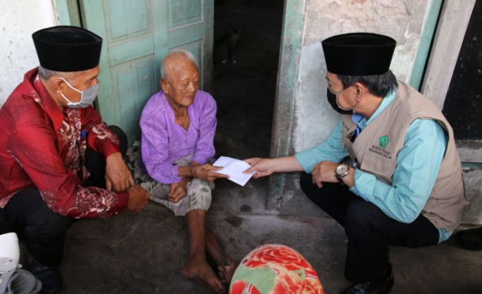 Sambangi Warga Sebatang Kara, Wabup Sidoarjo Berikan Santunan Uang Tunai dan Sembako Sambangi Warga Sebatang Kara, Wabup Sidoarjo Berikan Santunan Uang Tunai dan Sembako