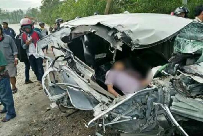 Xenia Tabrak Truk Parkir di Jalan Menuju Suramadu, 1 Tewas Xenia Tabrak Truk Parkir di Jalan Menuju Suramadu, 1 Tewas