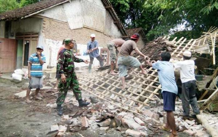 Puting Beliung Kembali Terjang Kecamatan Mayang Jember, Puluhan Rumah Ambruk Puting Beliung Kembali Terjang Kecamatan Mayang Jember, Puluhan Rumah Ambruk