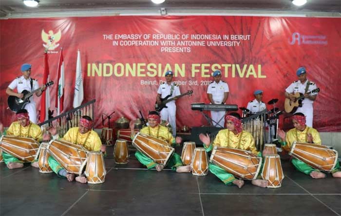 Tim Kesenian KRI Sultan Hasanuddin-366 Pukau Ratusan Mahasiswa Universitas Antonine Lebanon Tim Kesenian KRI Sultan Hasanuddin-366 Pukau Ratusan Mahasiswa Universitas Antonine Lebanon