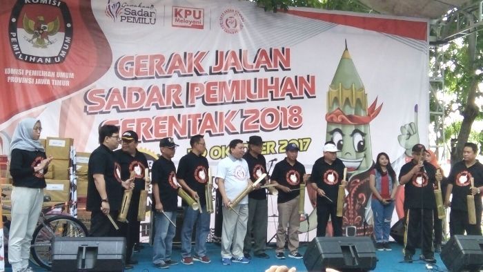 Sosialisasi Pilgub, KPU Jatim Gelar Gerak Jalan Sadar Pemilukada Sosialisasi Pilgub, KPU Jatim Gelar Gerak Jalan Sadar Pemilukada