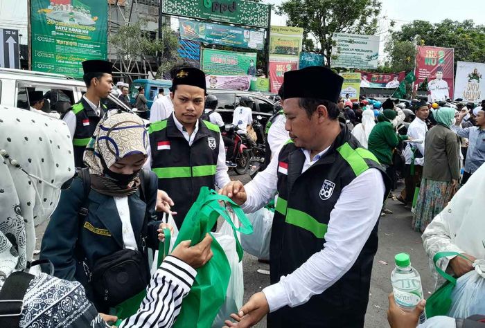 Resepsi Satu Abad NU, Bandell Lighting Bagikan 1.600 Paket Kue ke Jemaah Resepsi Satu Abad NU, Bandell Lighting Bagikan 1.600 Paket Kue ke Jemaah