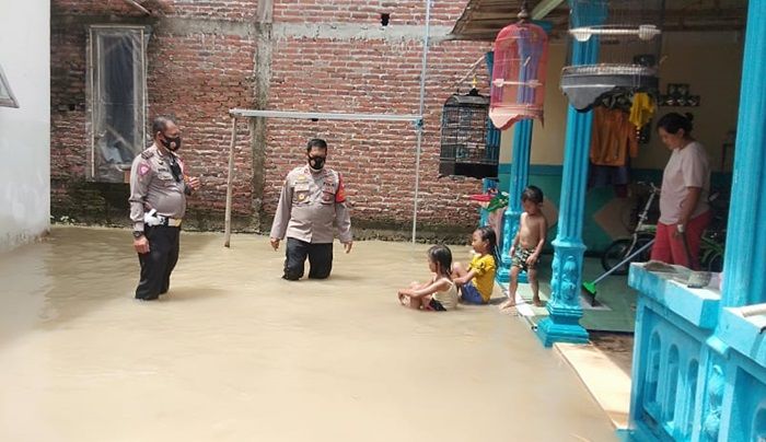 Kapolsek Krian Sidoarjo Kunjungi Rumah Warga Terdampak Banjir di Barengkrajan Kapolsek Krian Sidoarjo Kunjungi Rumah Warga Terdampak Banjir di Barengkrajan