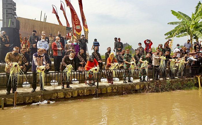Pagelaran Seni, Tanam Pohon, Hingga Tabur Benih Ikan Meriahkan Festival Mojotirto 2022 Pagelaran Seni, Tanam Pohon, Hingga Tabur Benih Ikan Meriahkan Festival Mojotirto 2022