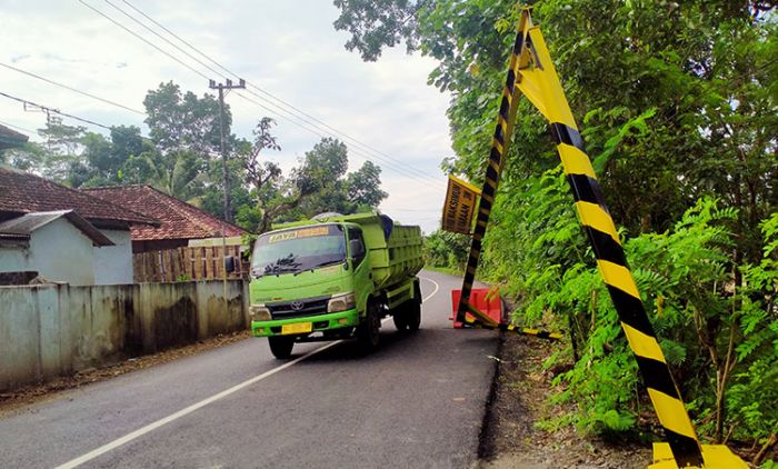 Portal dan Papan Peringatan di Jalur Ngampon-Bendo Trenggalek Ambruk Portal dan Papan Peringatan di Jalur Ngampon-Bendo Trenggalek Ambruk