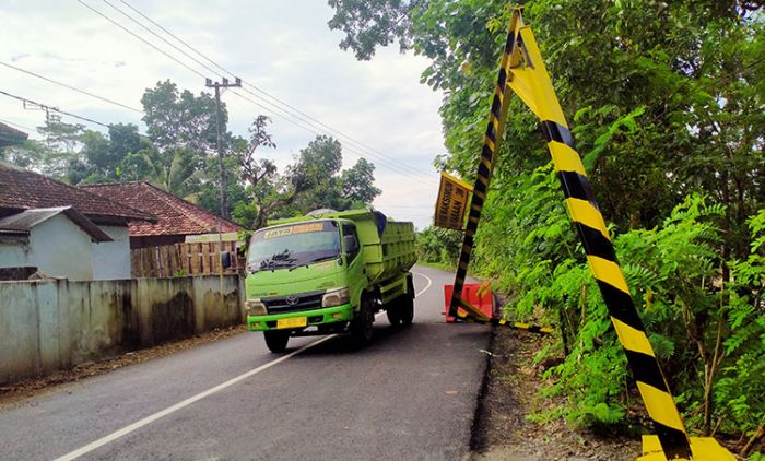 ​Portal dan Papan Peringatan di Jalur Ngampon-Bendo Trenggalek Ambruk