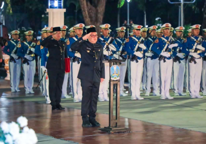 Pimpin Apel Kehormatan dan Renungan Suci, Pj Gubernur Adhy: Siapkan Jatim Jadi Gerbong Nusantara Pimpin Apel Kehormatan dan Renungan Suci, Pj Gubernur Adhy: Siapkan Jatim Jadi Gerbong Nusantara