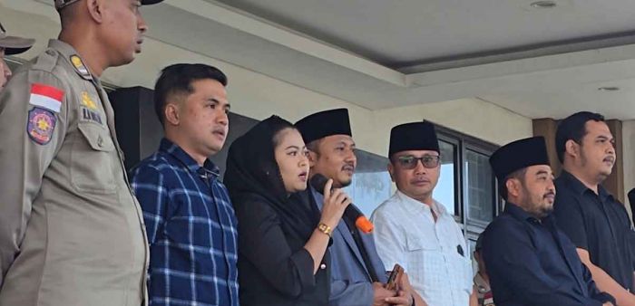 Demo ke DPRD Bangkalan, PAKIS Desak Sidak Proyek Pengaspalan di 53 Titik Demo ke DPRD Bangkalan, PAKIS Desak Sidak Proyek Pengaspalan di 53 Titik