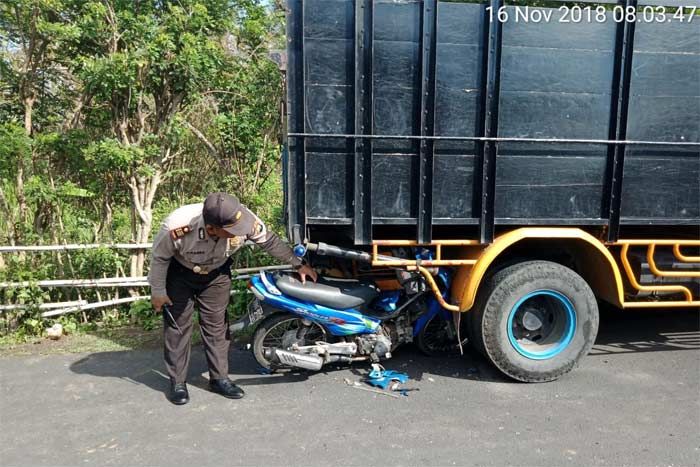 Dua Pelajar di Blitar Tabrak Truk Pasir: Satu Tewas, Satu Kritis Dua Pelajar di Blitar Tabrak Truk Pasir: Satu Tewas, Satu Kritis