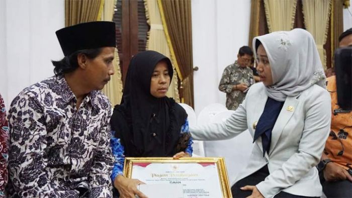 Wali Kota Mojokerto Dampingi Keluarga Isman Menerima Bantuan dari Pemprov Jatim Wali Kota Mojokerto Dampingi Keluarga Isman Menerima Bantuan dari Pemprov Jatim