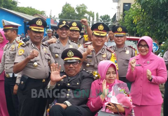 Kapolres Bangkalan Apresiasi Anggota yang Naik Pangkat dan Purna Bhakti Kapolres Bangkalan Apresiasi Anggota yang Naik Pangkat dan Purna Bhakti