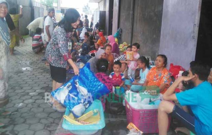 Pengungsi Banjir Luapan Kali Sadar Kekurangan Pangan Pengungsi Banjir Luapan Kali Sadar Kekurangan Pangan