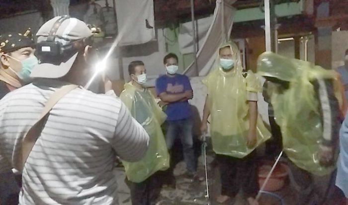 Belajar dari Internet, Warga Meri Kota Mojokerto Gelar Penyemprotan Disinfektan Mandiri