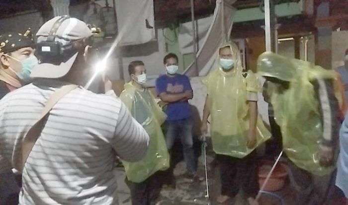Belajar dari Internet, Warga Meri Kota Mojokerto Gelar Penyemprotan Disinfektan Mandiri Belajar dari Internet, Warga Meri Kota Mojokerto Gelar Penyemprotan Disinfektan Mandiri