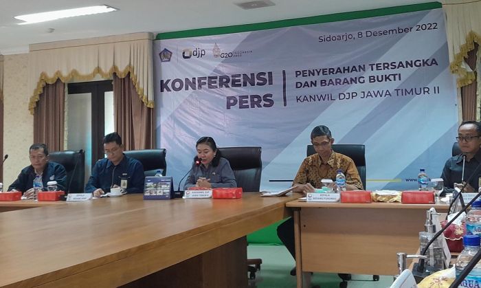 DJP Jatim II Serahkan Tersangka Pengemplang Pajak Rp2,5 M ke Kejari Mojokerto DJP Jatim II Serahkan Tersangka Pengemplang Pajak Rp2,5 M ke Kejari Mojokerto