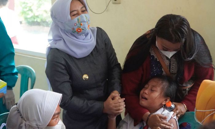 Wali Kota Mojokerto Pantau Langsung Vaksinasi Anak Wali Kota Mojokerto Pantau Langsung Vaksinasi Anak