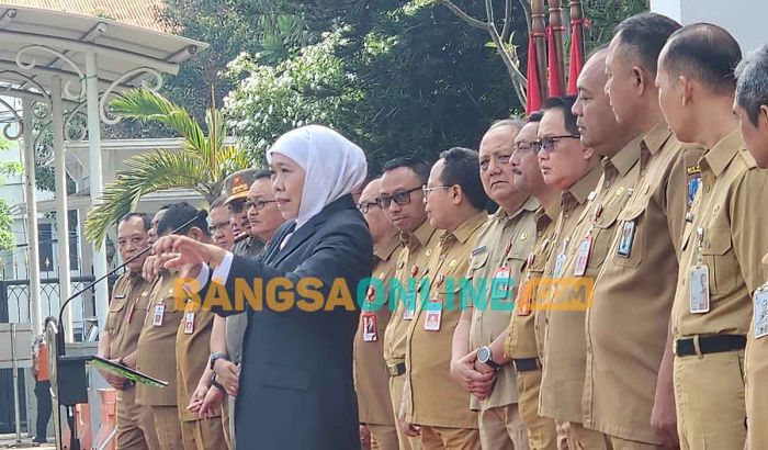 Apel ASN Pemprov Jatim, Gubernur Khofifah Cabut Jam Kerja Fleksibel dan Serahkan Bantuan Korban Demo Apel ASN Pemprov Jatim, Gubernur Khofifah Cabut Jam Kerja Fleksibel dan Serahkan Bantuan Korban Demo