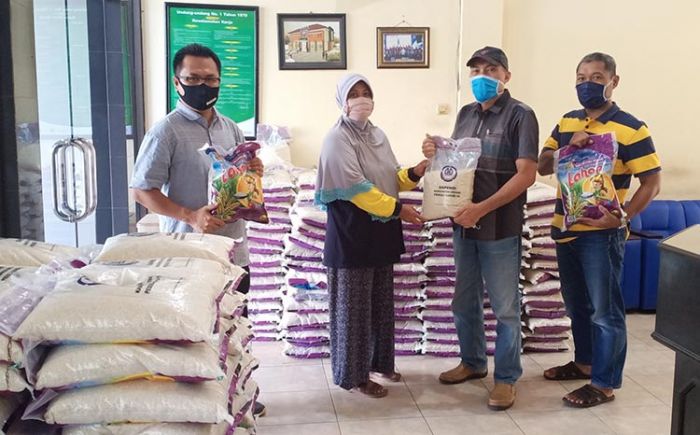 Gapensi Gresik Bagi 2,5 Ton Beras kepada Warga Terdampak Covid-19 Gapensi Gresik Bagi 2,5 Ton Beras kepada Warga Terdampak Covid-19