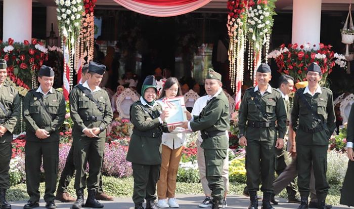 Pimpin Upacara, Risma: Semua Bisa Jadi Pahlawan Masa Kini Pimpin Upacara, Risma: Semua Bisa Jadi Pahlawan Masa Kini