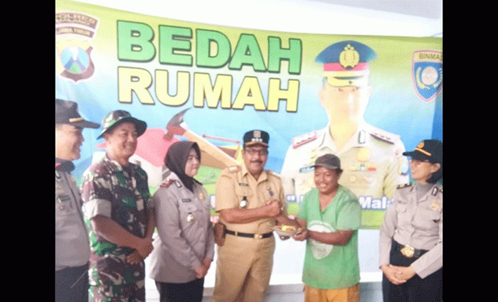 Polres Malang Bedah Rumah Warga Desa Tegalsari Kepanjen Polres Malang Bedah Rumah Warga Desa Tegalsari Kepanjen