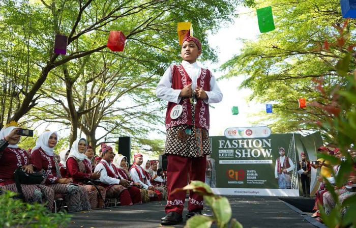 Kenalkan Pakaian Khas Kabupaten Kediri, Dinas Pendidikan Gelar Fashion Show di Taman Hijau SLG