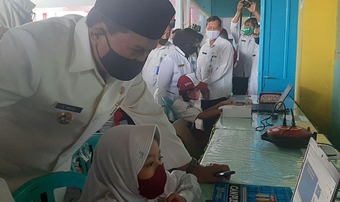 Wujudkan Visi Madiun Kota Pintar, Wali Kota Maidi Bagikan 5.245 Laptop untuk Siswa SD SMP Wujudkan Visi Madiun Kota Pintar, Wali Kota Maidi Bagikan 5.245 Laptop untuk Siswa SD SMP