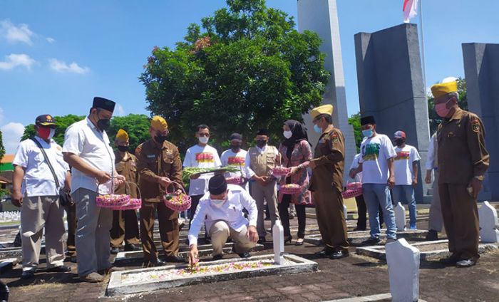 Ziarah ke TMP Jelang Kemerdekaan RI, BHS Bertekad Terus Perjuangkan Veteran Ziarah ke TMP Jelang Kemerdekaan RI, BHS Bertekad Terus Perjuangkan Veteran
