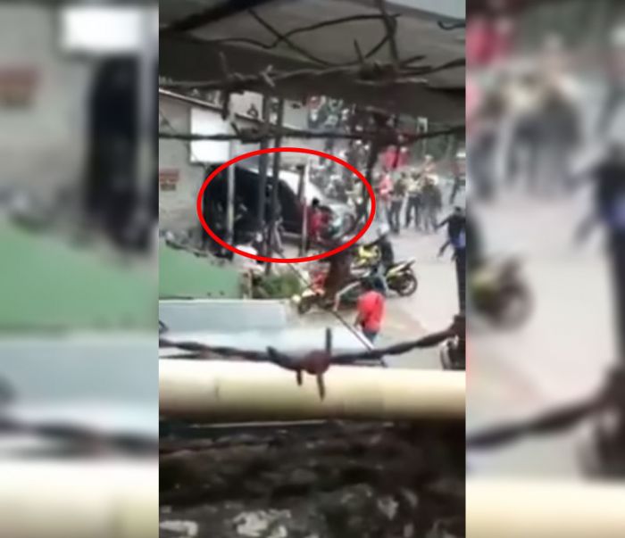 Diduga Pelaku Tabrak Lari, Mobil Toyota Kijang Jadi Aksi Amuk Warga di Bandung Diduga Pelaku Tabrak Lari, Mobil Toyota Kijang Jadi Aksi Amuk Warga di Bandung