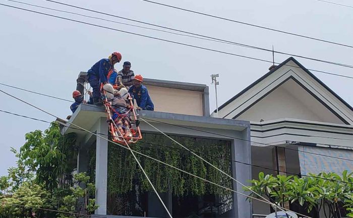 Tukang di Sidoarjo Tersengat Listrik Tegangan Tinggi, Begini Kronologinya Tukang di Sidoarjo Tersengat Listrik Tegangan Tinggi, Begini Kronologinya