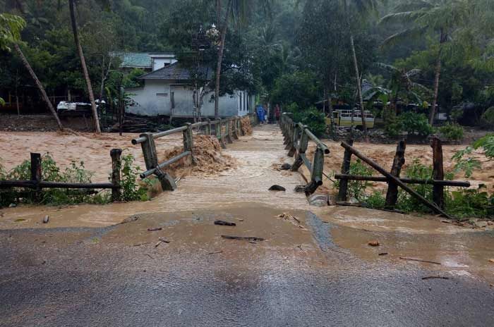 Hujan Deras, Sejumlah Akses Jalan di Arjosari Pacitan Tertutup Air dan Longsor Hujan Deras, Sejumlah Akses Jalan di Arjosari Pacitan Tertutup Air dan Longsor