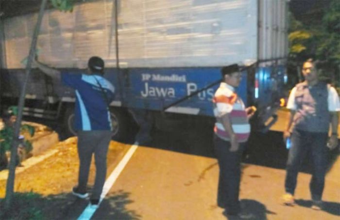 Truk Kontainer Pengangkut Logistik Pemilu 2019 untuk Pamekasan Tiba Tanpa Pengawalan Aparat Keamanan Truk Kontainer Pengangkut Logistik Pemilu 2019 untuk Pamekasan Tiba Tanpa Pengawalan Aparat Keamanan