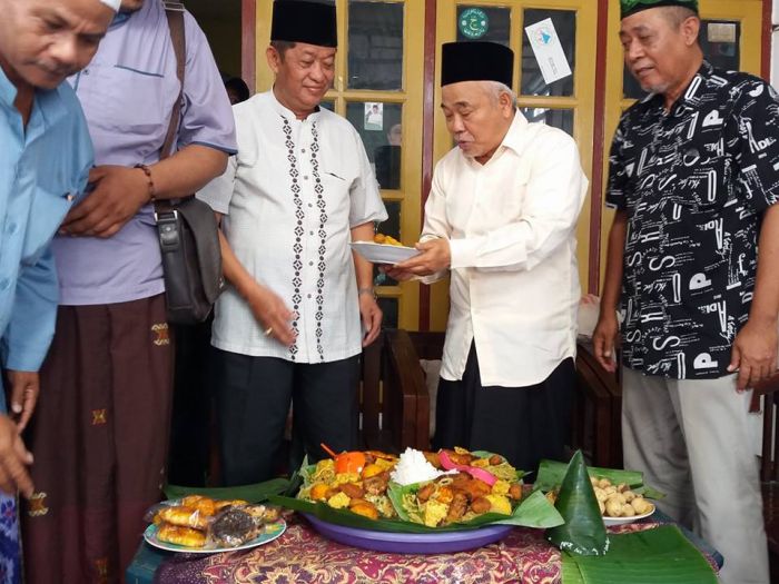 Kiai Asep Saifuddin: Khofifah Ahli dalam Pengentasan Kemiskinan Kiai Asep Saifuddin: Khofifah Ahli dalam Pengentasan Kemiskinan