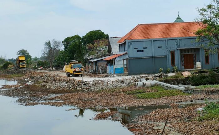 Bangun Jalan Lingkar dan GOR, Kades Petis Benem Tegaskan untuk Tingkatkan Perekonomian Bangun Jalan Lingkar dan GOR, Kades Petis Benem Tegaskan untuk Tingkatkan Perekonomian