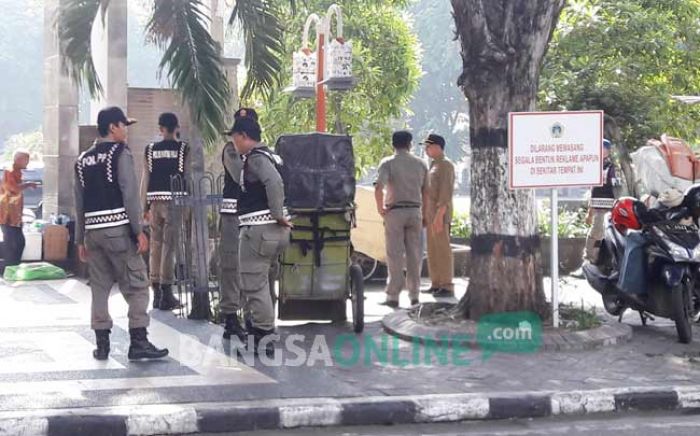Bagai Semut Mencari Gula, Diskop Gresik Akui Kesulitan Tertibkan PKL Bagai Semut Mencari Gula, Diskop Gresik Akui Kesulitan Tertibkan PKL
