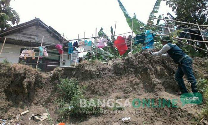 Longsor di Banjarsari Bojonegoro Makin Parah, Satu Rumah Warga Amblas ke Sungai Longsor di Banjarsari Bojonegoro Makin Parah, Satu Rumah Warga Amblas ke Sungai