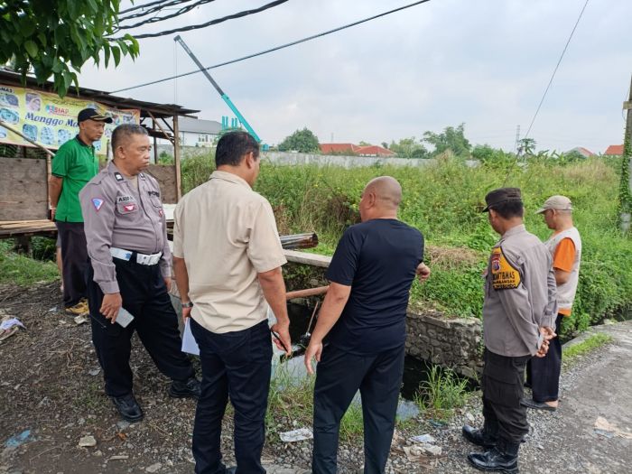 Polsek Balongbendo Tinjau Lokasi Dugaan Pencemaran Limbah Pabrik yang Resahkan Warga