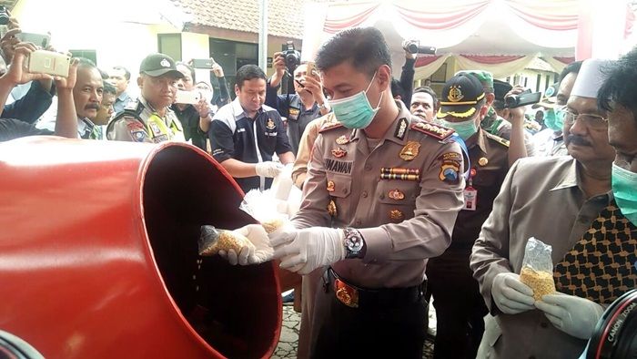 Musnahkan 5,3 Juta Pil, Polresta Sidoarjo Gunakan Molen Cor
