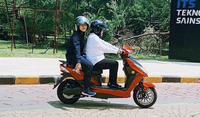 Usai Beri Motivasi di Kampus ITS, Wali Kota Risma Kendarai Sepeda Motor Listrik Usai Beri Motivasi di Kampus ITS, Wali Kota Risma Kendarai Sepeda Motor Listrik