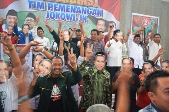   Dukung Jokowi, Ratusan Kades di Bondowoso Serempak Pakai Topeng Bergambar Jokowi