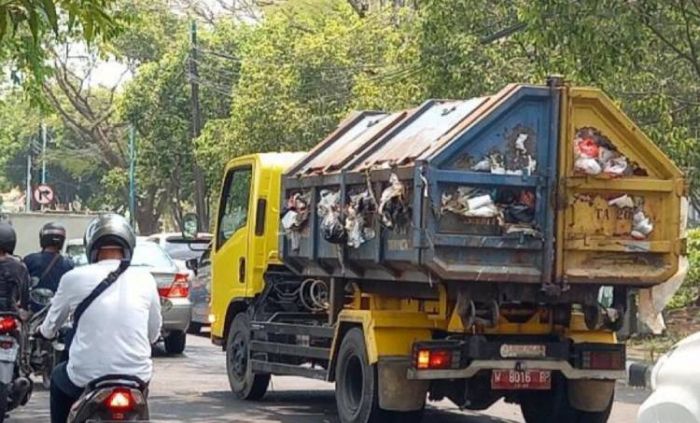 Sampah Menumpuk di Tepi Jalan, DLH Gresik Akui Desa Ambeng-Ambeng Belum Masuk Layanan Persampahan Sampah Menumpuk di Tepi Jalan, DLH Gresik Akui Desa Ambeng-Ambeng Belum Masuk Layanan Persampahan
